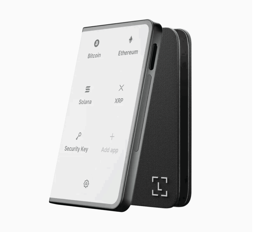Close-up van de Ledger Stax met actieve gebruikersinterface op het E Ink-touchscreen, toont ondersteuning voor Bitcoin, Ethereum, Solana en meer, samen met het gestapelde ontwerp