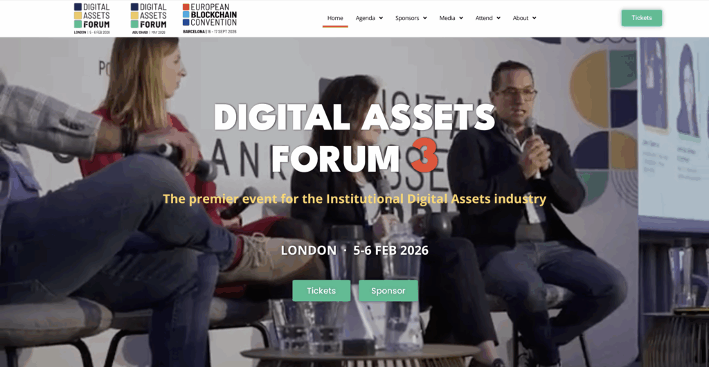 Panelleden zitten op een podium tijdens het Digital Assets Forum 2026, terwijl de grote banner met de eventnaam duidelijk zichtbaar is op de achtergrond.