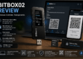 Illustratie van de BitBox02 hardware wallet met USB-aansluiting en microSD-back-up, waarbij transacties op het apparaat worden bevestigd en private keys offline blijven opgeslagen